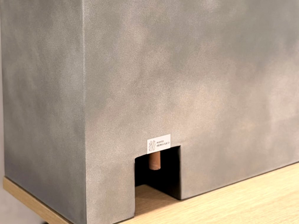 Close-up of the planter finish and water inlet